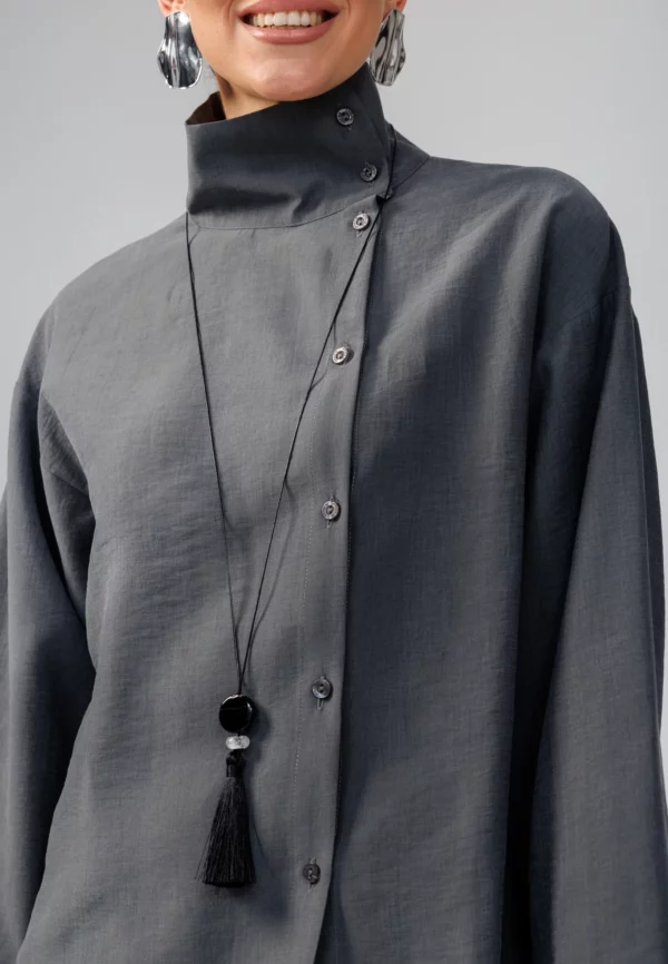 Блузка Бекка, тёмно-серая, 64486/darkgrey — Деталь воротника и застёжки